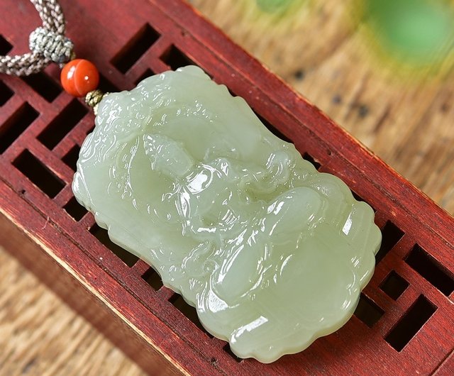 精巧で美しい和田玉の観音菩薩ペンダント。吉祥を意味し、精緻な彫刻が