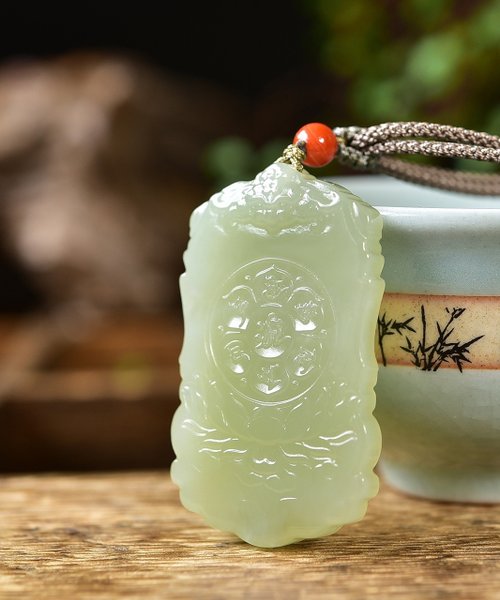 【鑑別書付き本物】和田白玉 観音菩薩座像 仏像 佩玉 根付牌子 和田玉ペンダント 精巧で美しい和田玉の観音菩薩ペンダント。吉祥を意味し、精緻な彫刻が