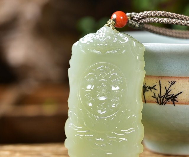 精巧で美しい和田玉の観音菩薩ペンダント。吉祥を意味し、精緻な彫刻が