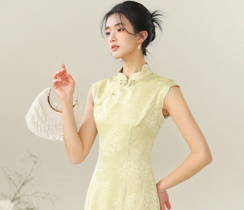 【淺松綠】新中式復古中國風 提花盤扣/立領改良旗袍 - 洋裝/連身裙 - 其他材質 黃色
