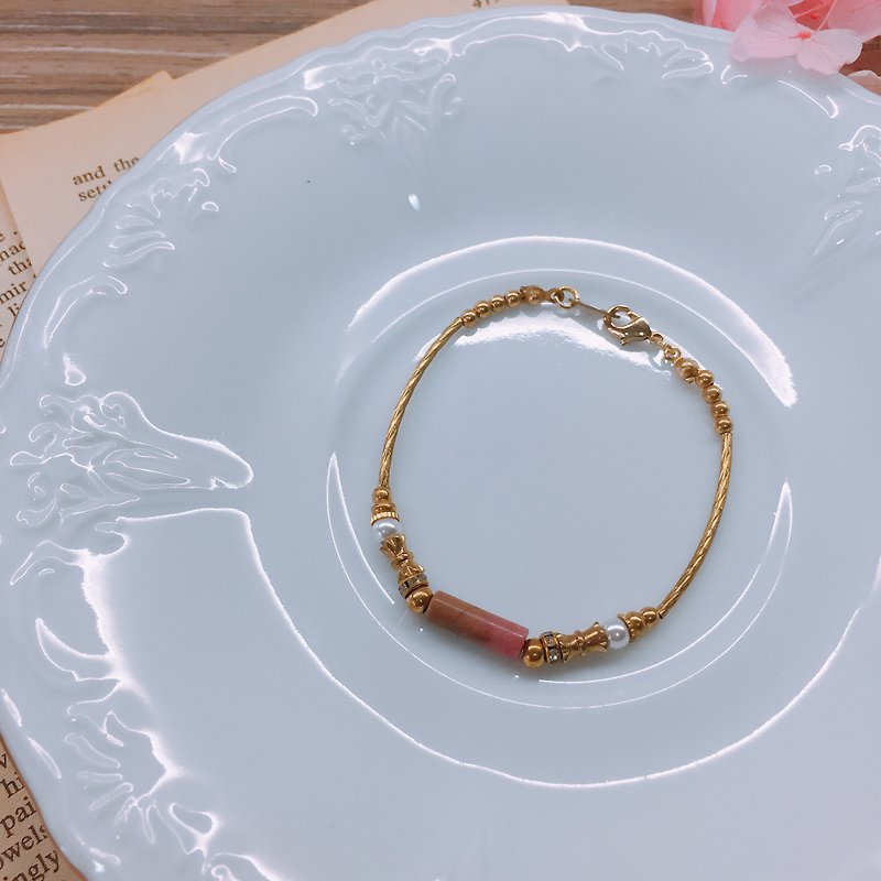 Palace wind princess redstones brass bracelet - สร้อยข้อมือ - เครื่องเพชรพลอย สีแดง