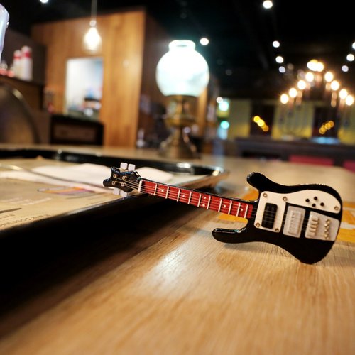 God leading x iaomii taiwan 【低調黑貝斯】Rickenbacker Bass Guitar 質感迷你模型吊飾
