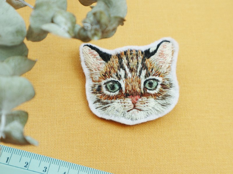手工刺繡石虎胸針 聖誕禮物 生日禮物 - 胸針 - 繡線 卡其色