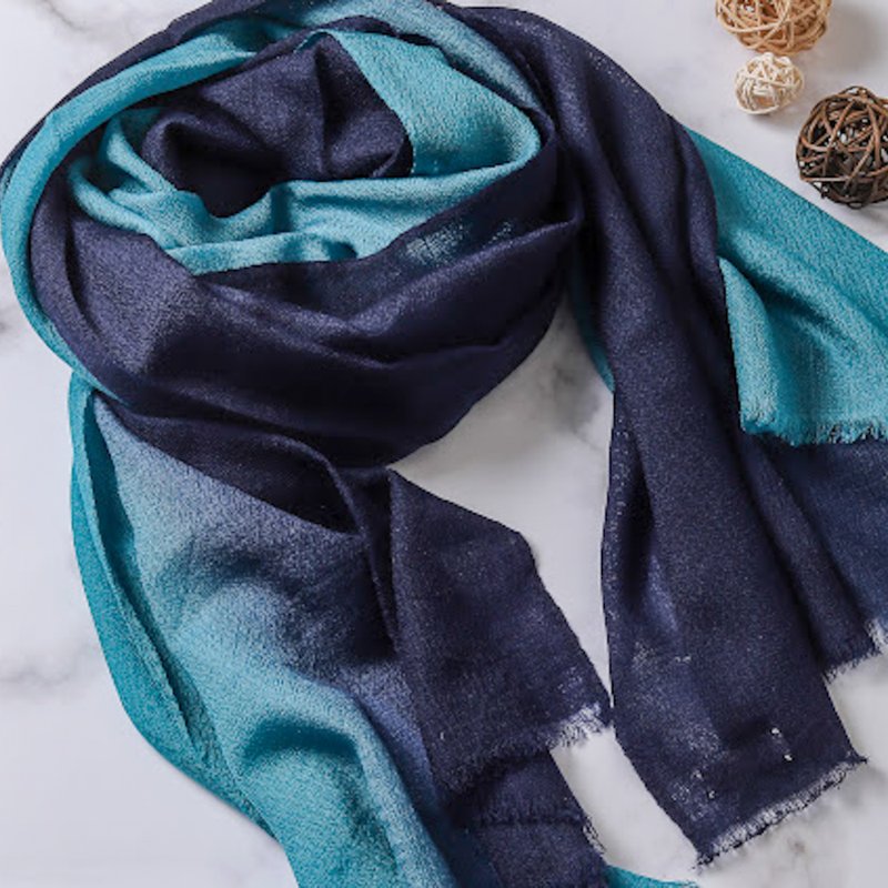 Cashmere cashmere scarf/shawl gradient ring velvet quiet starry sky suitable for all seasons - Knit Scarves & Wraps - Wool Blue