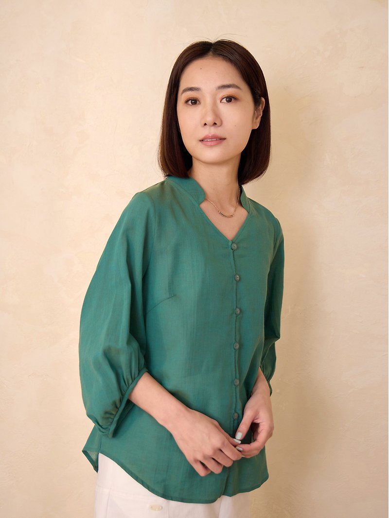 Dot tracing paper V-neck wide sleeve shirt-Prairie - เสื้อเชิ้ตผู้หญิง - ผ้าฝ้าย/ผ้าลินิน สีเขียว