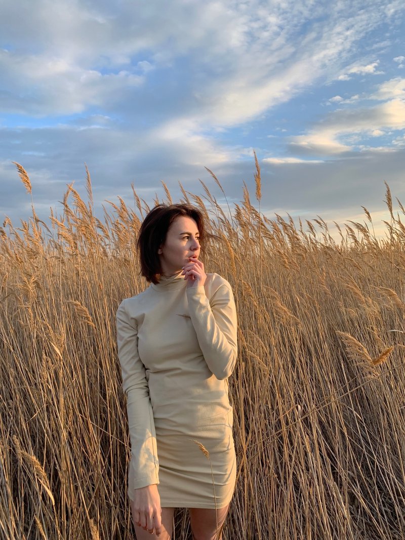 ベージュのタートルネック ドレス。暖かいひざ丈のボディコンワンピース。女性フィットミニドレス - ワンピース - その他の素材 カーキ