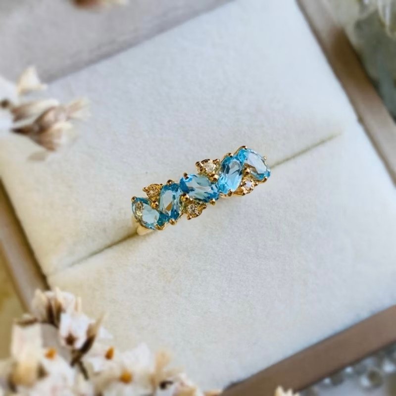 戒指鑲嵌橢圓形瑞士藍托帕石, 與白色鋯石交替排列。 - 戒指 - 半寶石 藍色