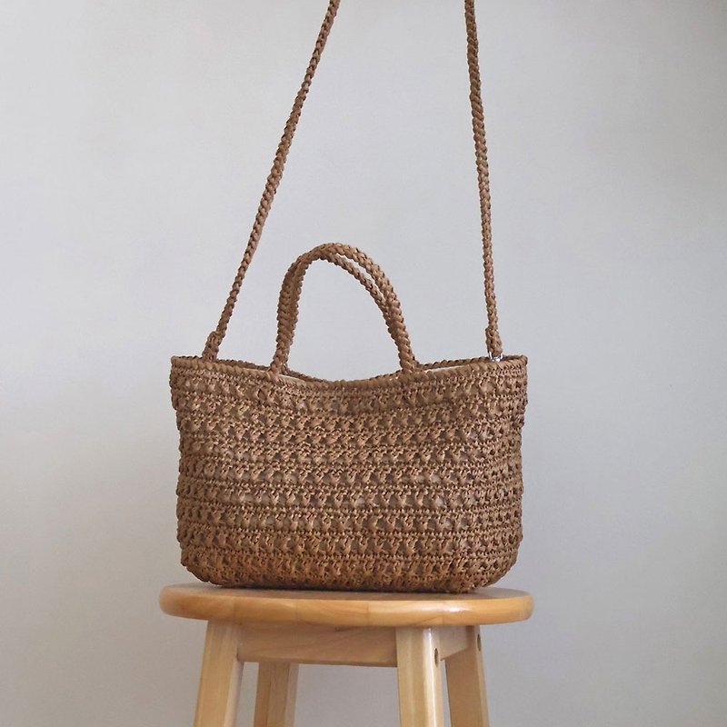 Empty straw woven hand-held cross-back tote bag with detachable strap inside bahnhof handmade - กระเป๋าถือ - ผ้าฝ้าย/ผ้าลินิน สีกากี