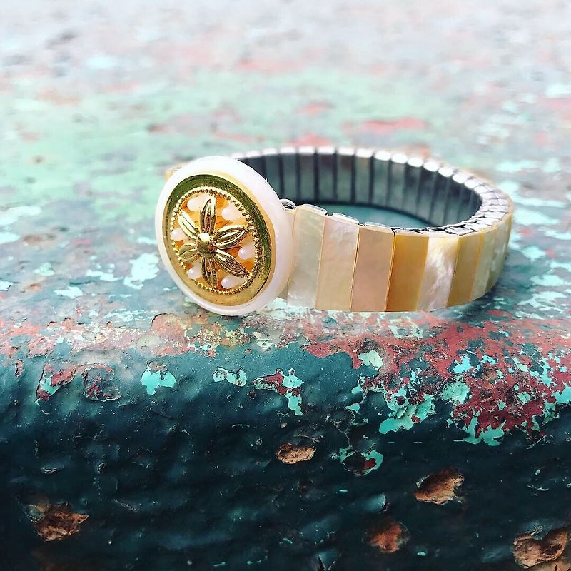 【Lost And Find】Natural  abalone bracelet - สร้อยข้อมือ - เครื่องเพชรพลอย สีทอง