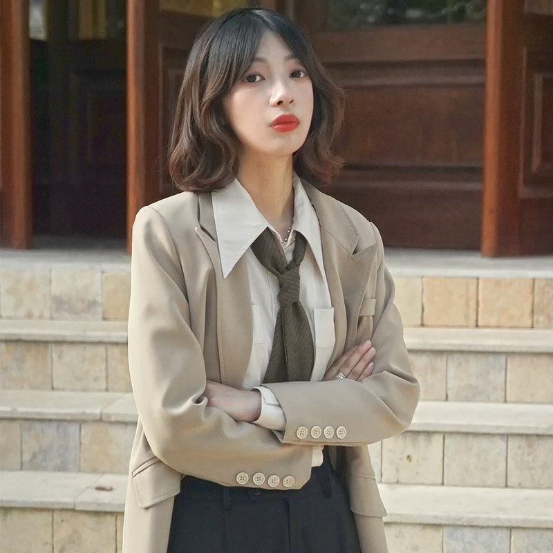 法式簡約飄帶西裝外套|外套|夏秋款|滌綸|Sora-564 - 女西裝外套 - 其他人造纖維 卡其色