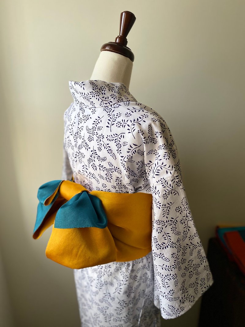 Vintage yukata with dark blue pattern on white background - ชุดเดรส - ผ้าฝ้าย/ผ้าลินิน ขาว