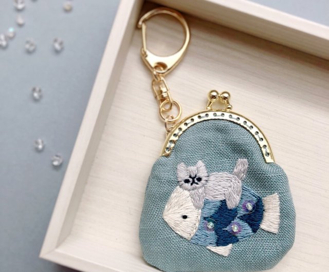 魚に乗る猫の刺繍ミニがま口 - ショップ ちむねこ コインケース