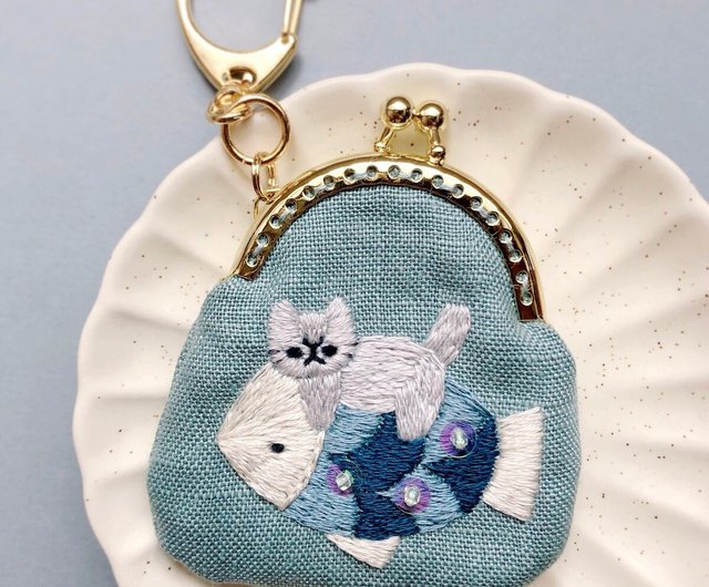 魚に乗る猫の刺繍ミニがま口 - ショップ ちむねこ コインケース