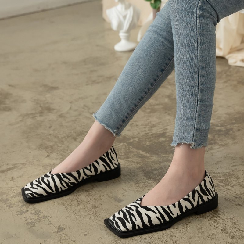 【I called Love】小眾設計方頭平底鞋 - 娃娃鞋/平底鞋 - 防水材質 黑色