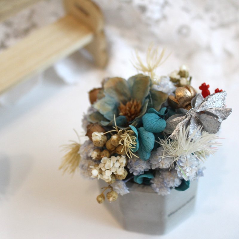 Retro Christmas Collection: Party Hats (Dry Table Flower Design) - Dried Flowers & Bouquets - Plants & Flowers 