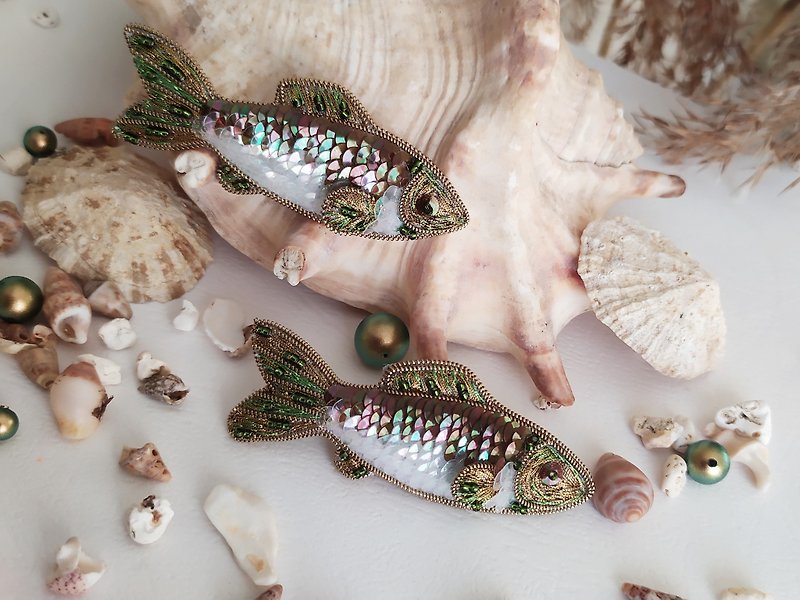 Fish brooch pin. Embroidery fish brooch. - 胸針 - 其他金屬 綠色