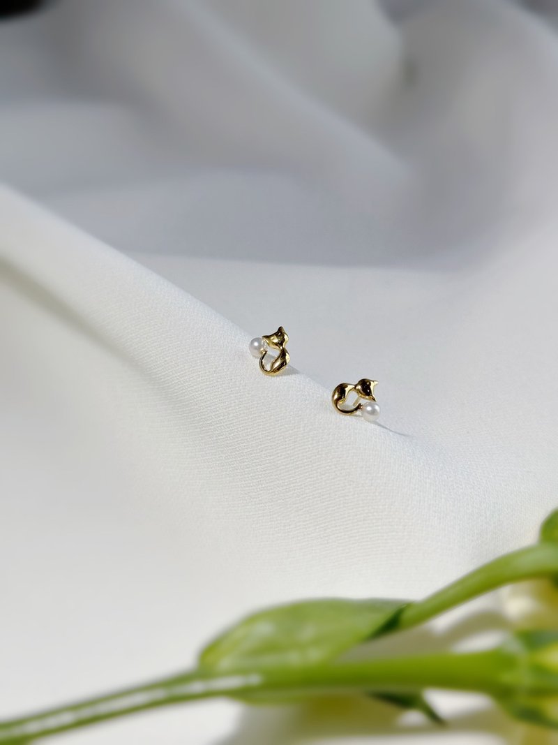 Mooncat Earring- 18K Akoya Pearl Earring - ต่างหู - เครื่องประดับ สีทอง