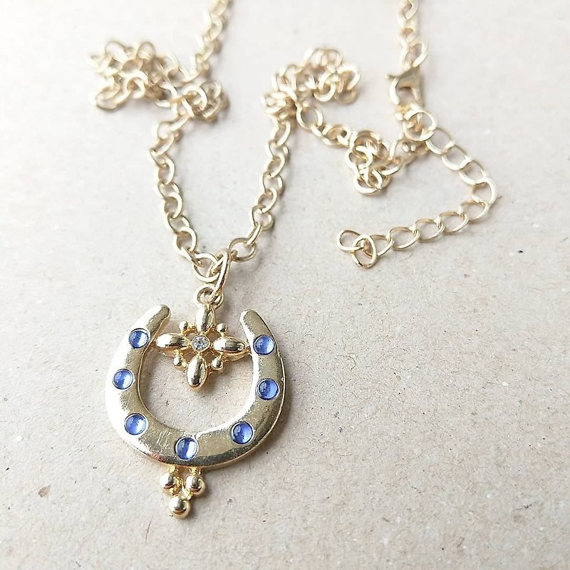 American antique jewelry light blue small gemstone decoration golden lucky horseshoe shape necklace - สร้อยคอ - โลหะ สีทอง