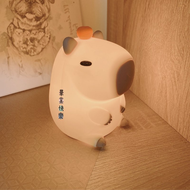 【艾米薇兒 客製化文字 畢業系列】超Q療癒水豚君 Capybara拍拍燈 - 其他 - 矽膠 