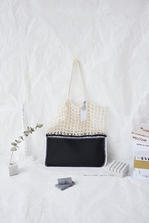 Merrymetric Black-White Gradie Crochet Bag