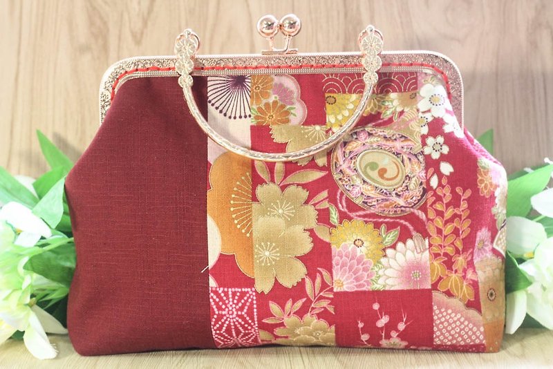 [Veronica Hand Embroidery Workshop] Patchwork Pocket Gold Bag - Taisho Mulberry Dyeing - กระเป๋าถือ - ผ้าฝ้าย/ผ้าลินิน สีแดง