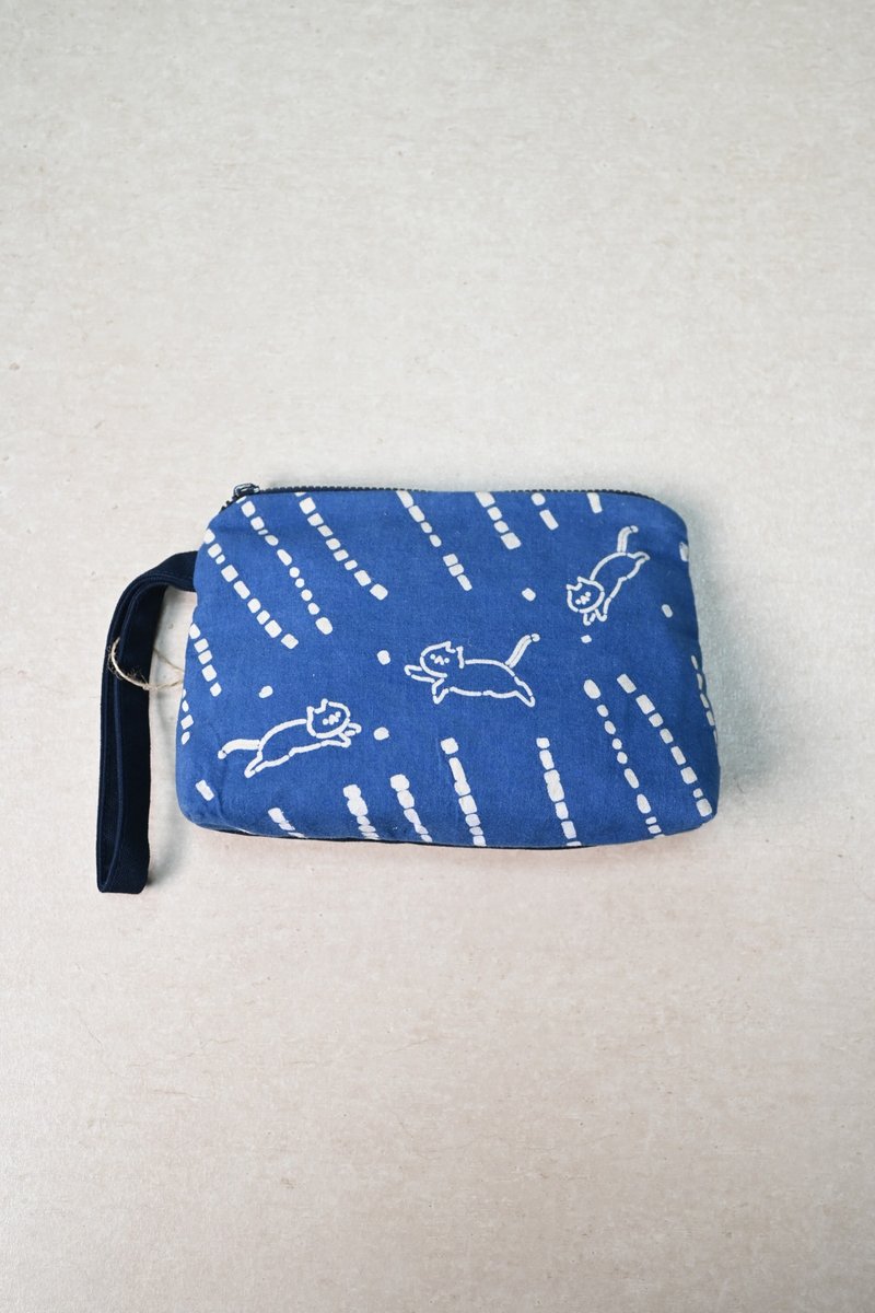 【記憶有限】藍染化妝包/收納包-貓咪 - 化妝包/收納袋 - 棉．麻 藍色