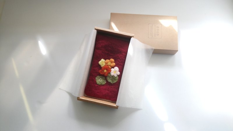 Golden lotus/wool felt collection bag - กระเป๋าเครื่องสำอาง - ขนแกะ สีแดง