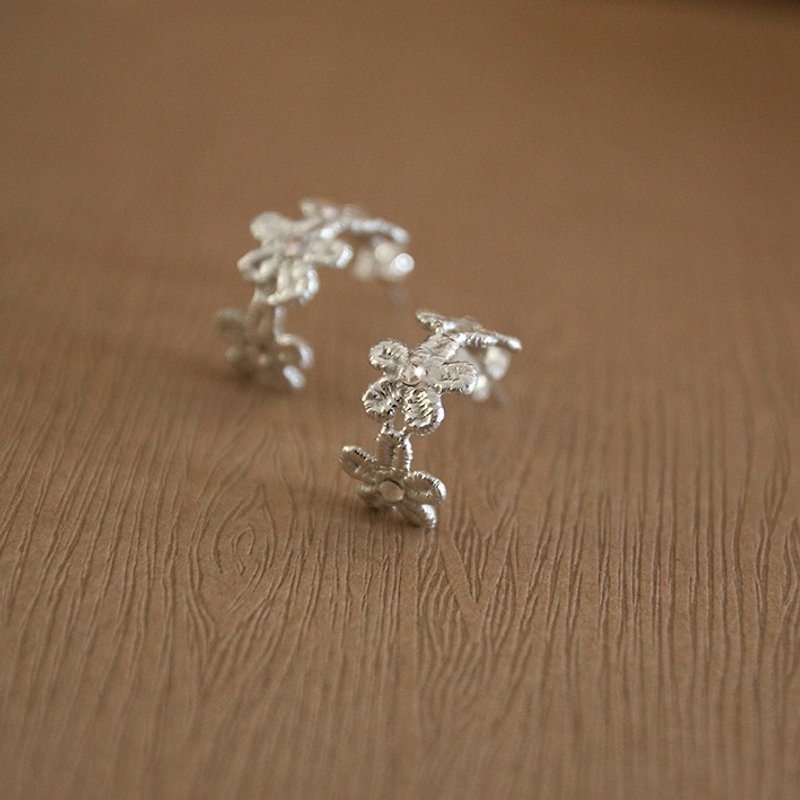 True lace - romantic little silver earrings - ear needle - ต่างหู - โลหะ สีเทา