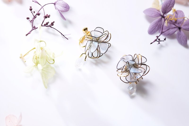 A pair of retro sketch white hand-made jewelry earrings - ต่างหู - เรซิน ขาว
