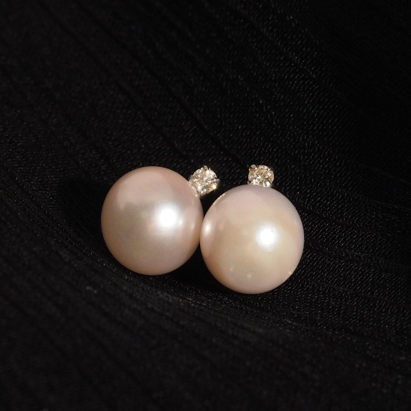 18K金Akoya 珍珠配鑽石耳環18K Gold Akoya Pearl Earrings with - 耳環/耳夾/耳骨夾 - 貴金屬 