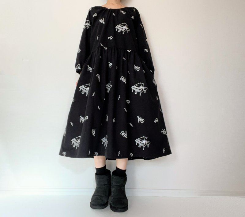 音樂主題刺繡　長袖洋裝 附口袋 樂器和音符圖案 鋼琴 號 鼓　黑 - 連身裙 - 棉．麻 黑色