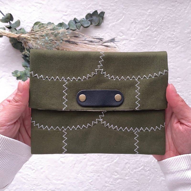 Patchwork pouch, khaki - กระเป๋าเครื่องสำอาง - ผ้าฝ้าย/ผ้าลินิน สีเขียว