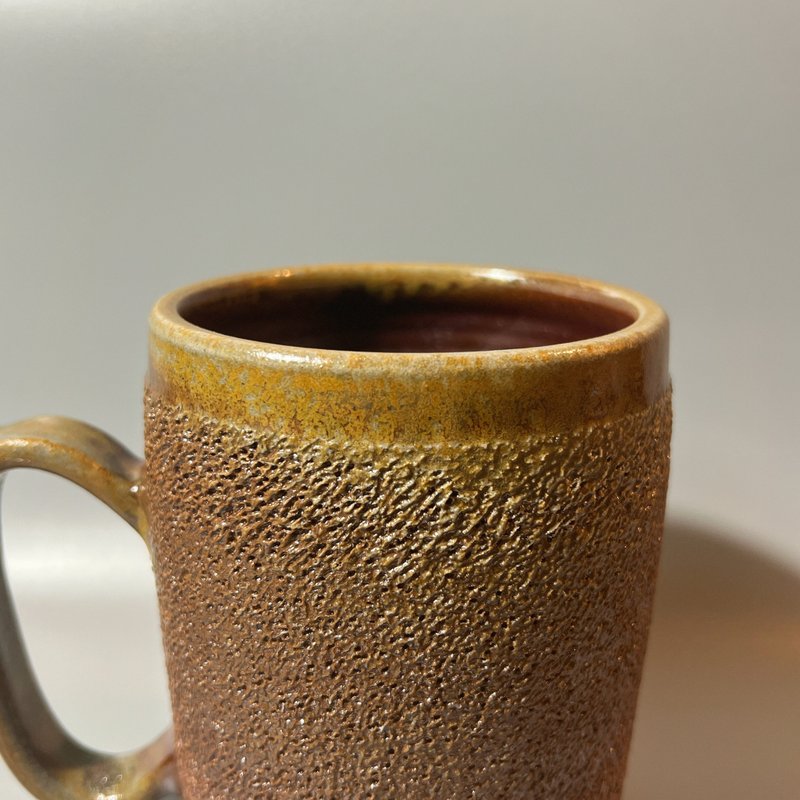 Wood-fired ice smoke 600cc antique oversized mug/beer mug/handmade by Xiao Pingfan - ถ้วย - ดินเผา 