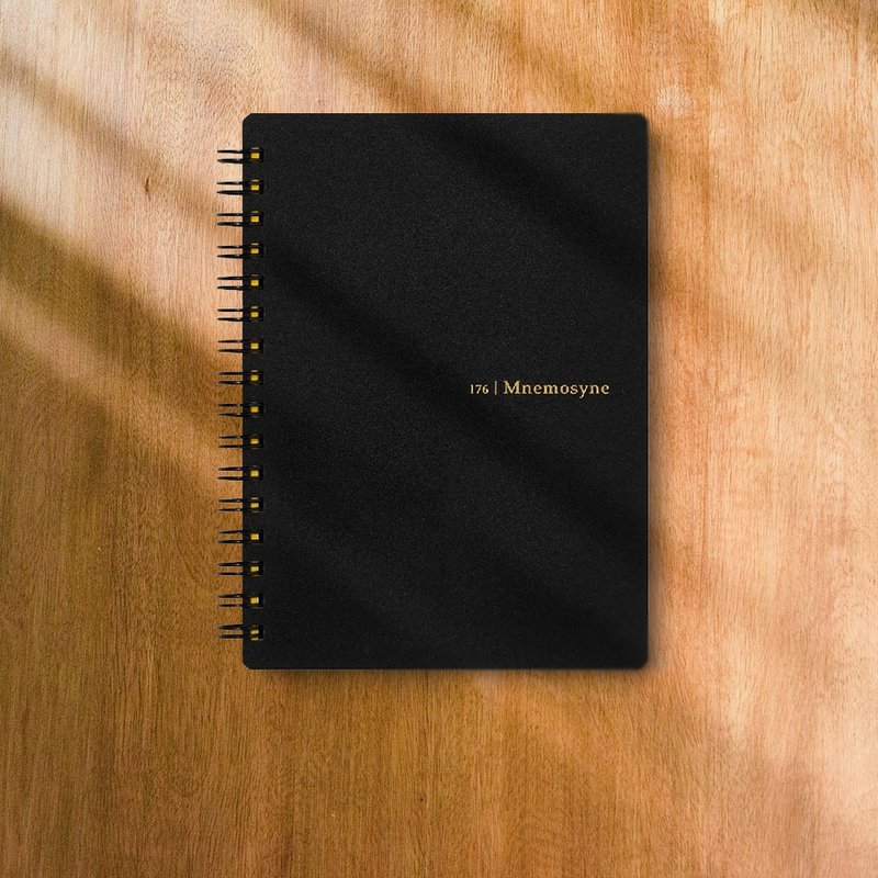 【Maruman】 Mnemosyne 7mm橫線線圈筆記本/A6  (原廠正貨) - 筆記本/手帳 - 其他材質 黑色