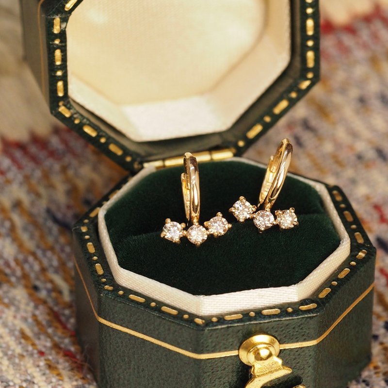 18K金三鑽微笑圈圈耳環18K Gold Triple Diamond Smile Hoop Earr - 耳環/耳夾/耳骨夾 - 貴金屬 