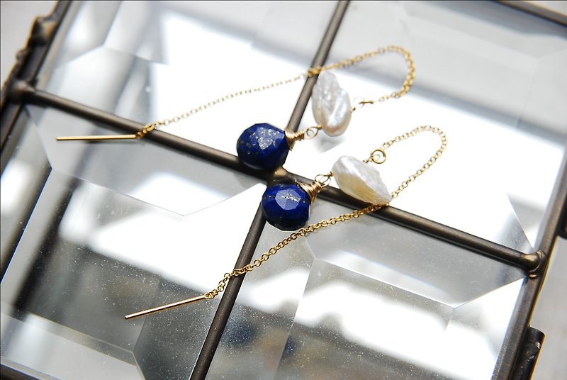 American pierced earrings with lapis lazuli and feather-like pearls 14kgf - ต่างหู - เครื่องเพชรพลอย สีน้ำเงิน