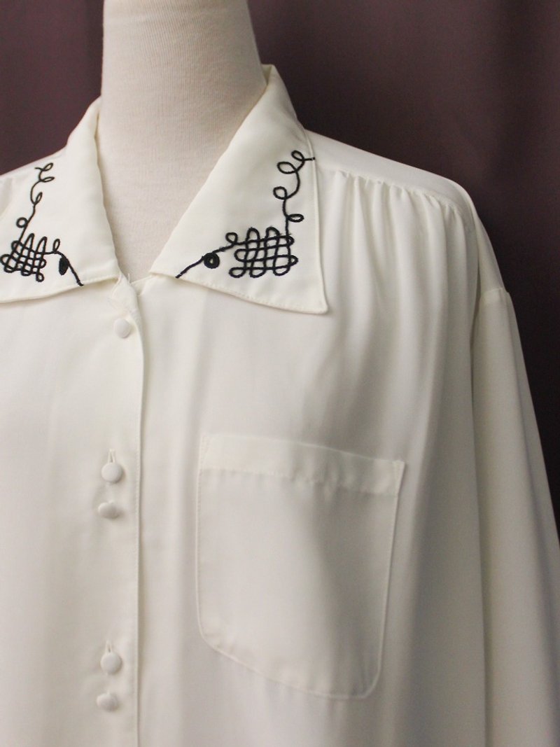 Retro Cute Geometric Embroidered Lapel Loose Long White Long Sleeve Vintage Shirt Vintage Blouse - เสื้อเชิ้ตผู้หญิง - เส้นใยสังเคราะห์ ขาว