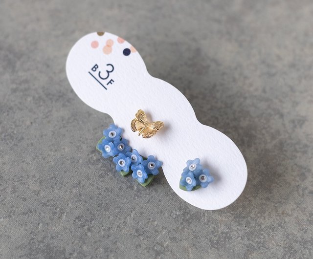 【受注生産】ネモフィラと蝶々のピアス（イヤリング可） ネモフィラ畑キャッチピアス⁄イヤリング - ショップ 地下 3 階 ピアス