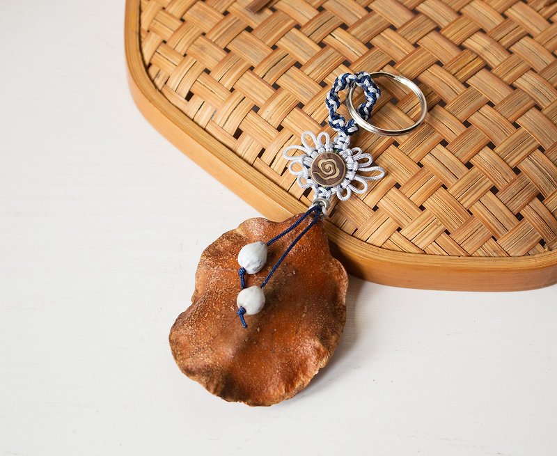 Jacaranda key ring - ที่ห้อยกุญแจ - พืช/ดอกไม้ สีนำ้ตาล