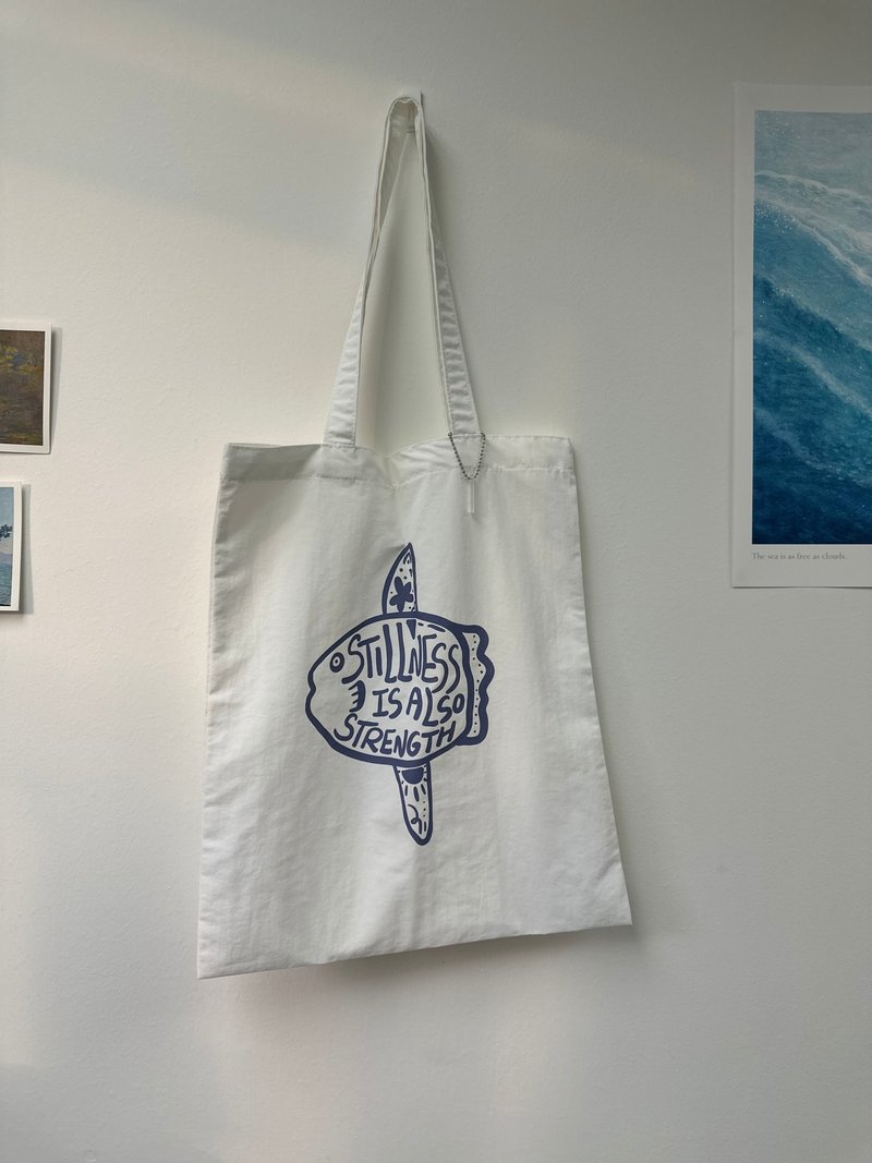 翻車魚(白X藍)【藍色水族館•防潑水Tote Bag】 - 手提包/手提袋 - 尼龍 白色