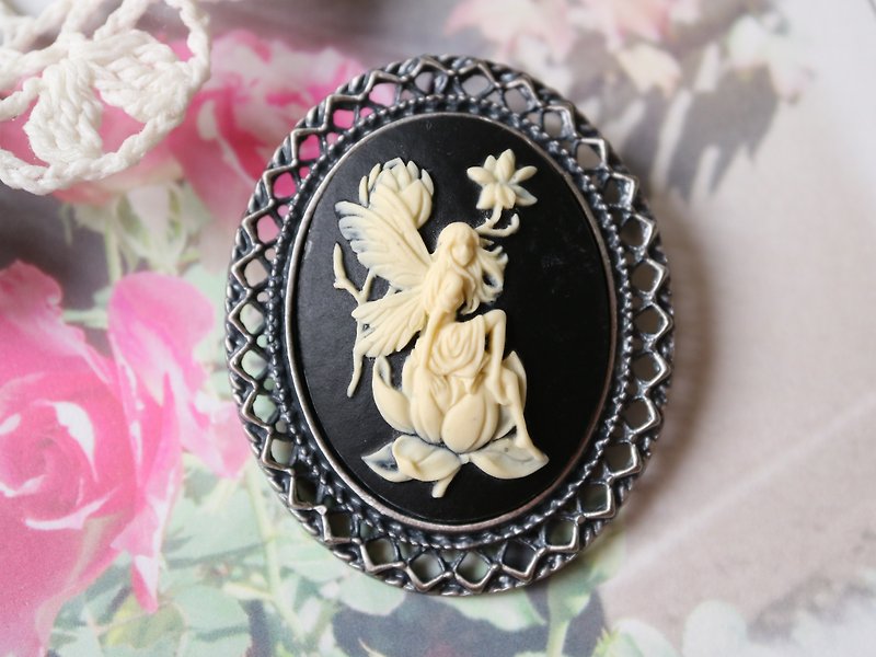 Cameo Brooch Necklace Fairy sitting on a flower lover Black Delicate Fairy Fairy Painting Female Girl Girl Girl Person Butterfly Romantic Fantasy Fantasy Classical - Brooches - Other Materials Black