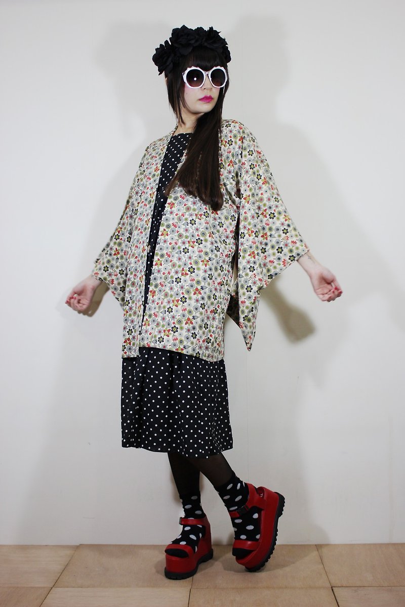 F2085[日本製和服](Vintage)白色底彩色小花朵日本和服羽織（はおり） - 外套/大衣 - 棉．麻 白色