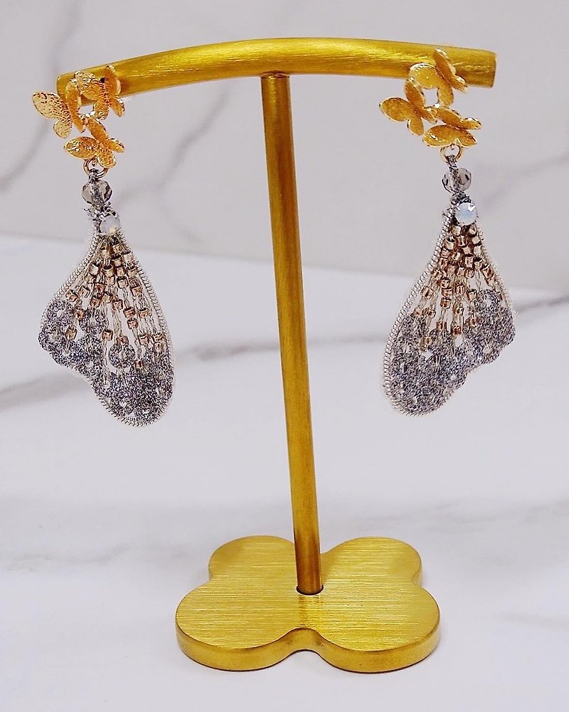 フランス刺繍の踊る蝶のイヤリングのカスタマイズへようこそ - ピアス・イヤリング - 刺しゅう糸 多色