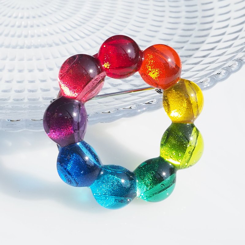 【Rainbow】ガラスのリース　(りーす【虹】)ブローチ【受注制作】 - 胸針 - 玻璃 多色