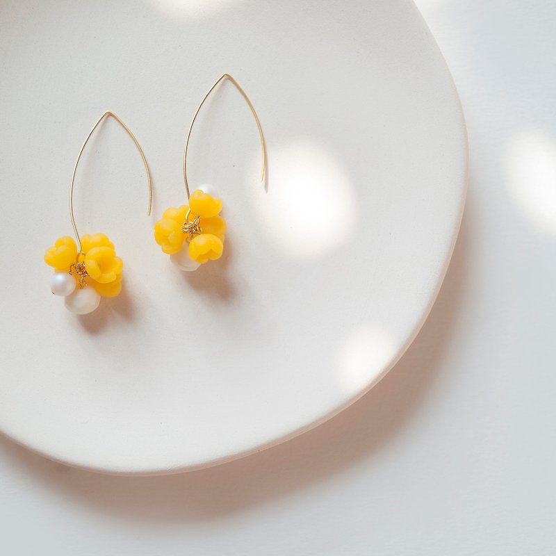 Afternoon tea earrings with sweet-scented osmanthus sugar - Earrings & Clip-ons - Clay Yellow