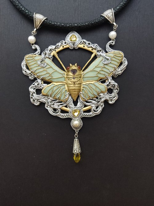 bee pendant necklace