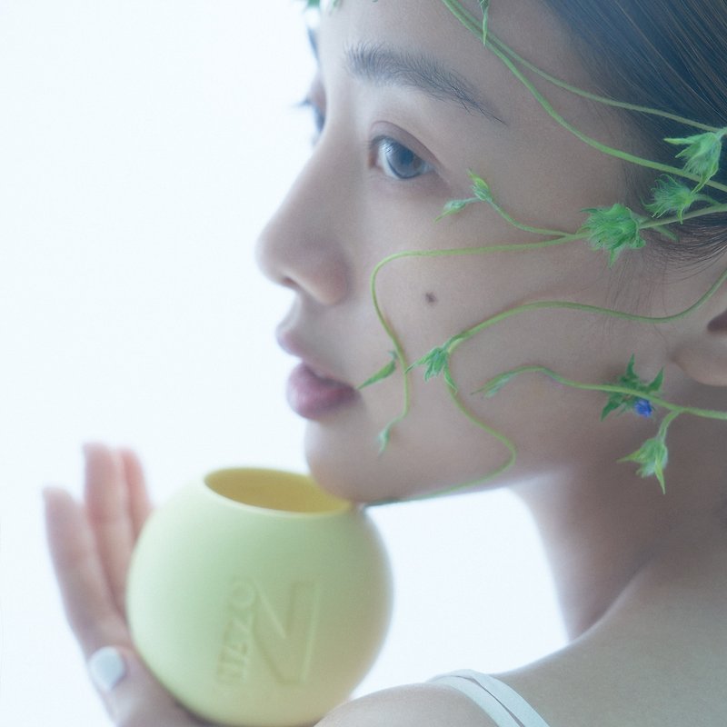 [Co-branded Limited Edition] NAZOxGEmma Wu Yingjie/Chuxin Aromatherapy Massage Beauty Candle Floral Woody Tone - Perfumes & Balms - Porcelain Yellow