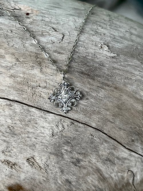 One Dimple 單窩 : 純銀 k金珠寶設計與訂製 歐式花紋項鍊 鎖骨鍊 精緻小巧 925銀