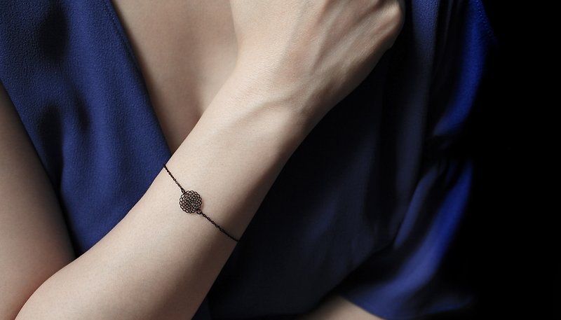 Black Dali Flower Bracelet XS - สร้อยข้อมือ - โลหะ สีดำ