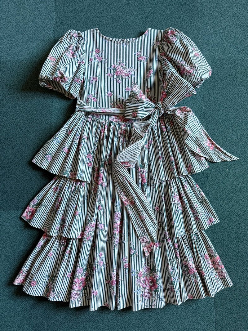 勞拉花柄風格的一件童裝vintage 兩側蛋糕層次很美 - 洋裝/連身裙 - 棉．麻 